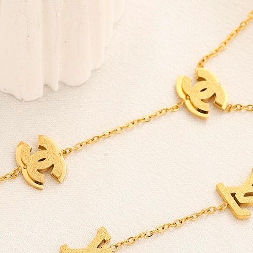 Collier Y Élégance en soi